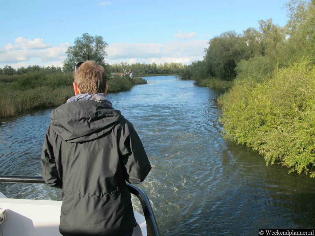 In een rondvaartboot sta je wat hoger dan wanneer je in een kano of motorsloep door het natuurgebied vaart. Je hebt dus altijd een mooi uitzicht over het landschap.